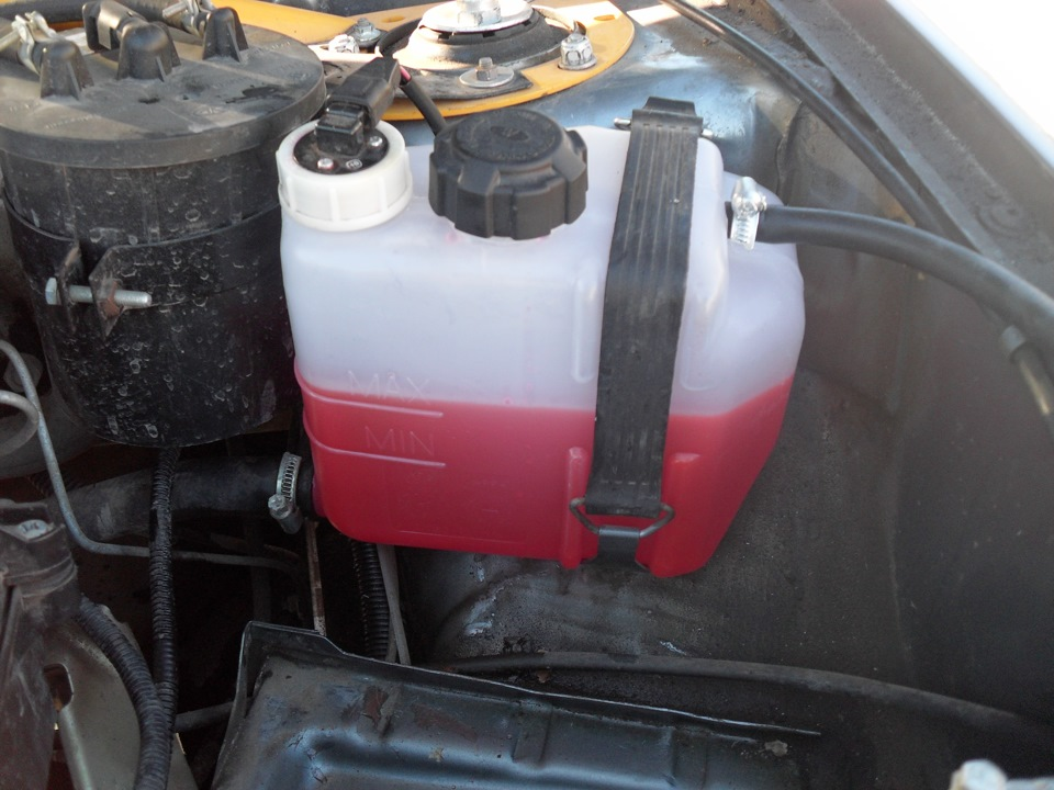 исчезает тосол. исчезает тосол. Tlc 80 расширительный бачок. подтекает бачок антифриза астра j. антифриз вытекает из расширительного бачка ваз 2114.