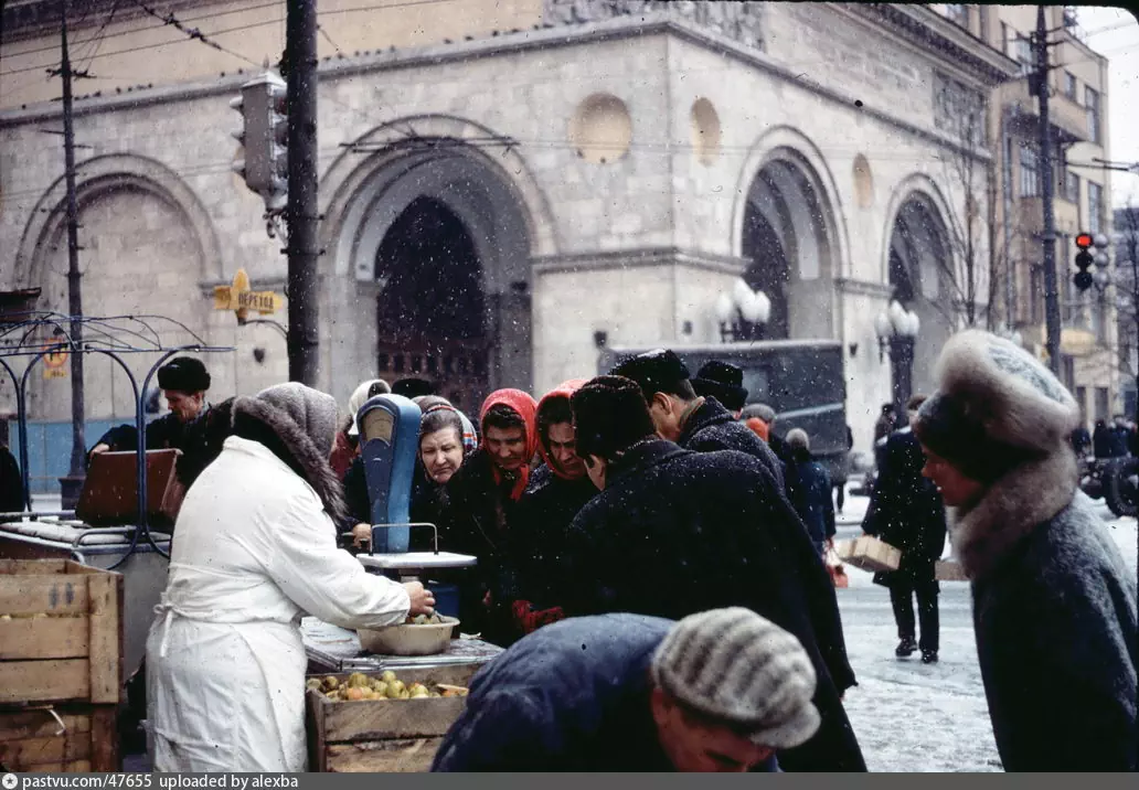 У станции метро "Белорусская", 1966 г. Автор: Francis.