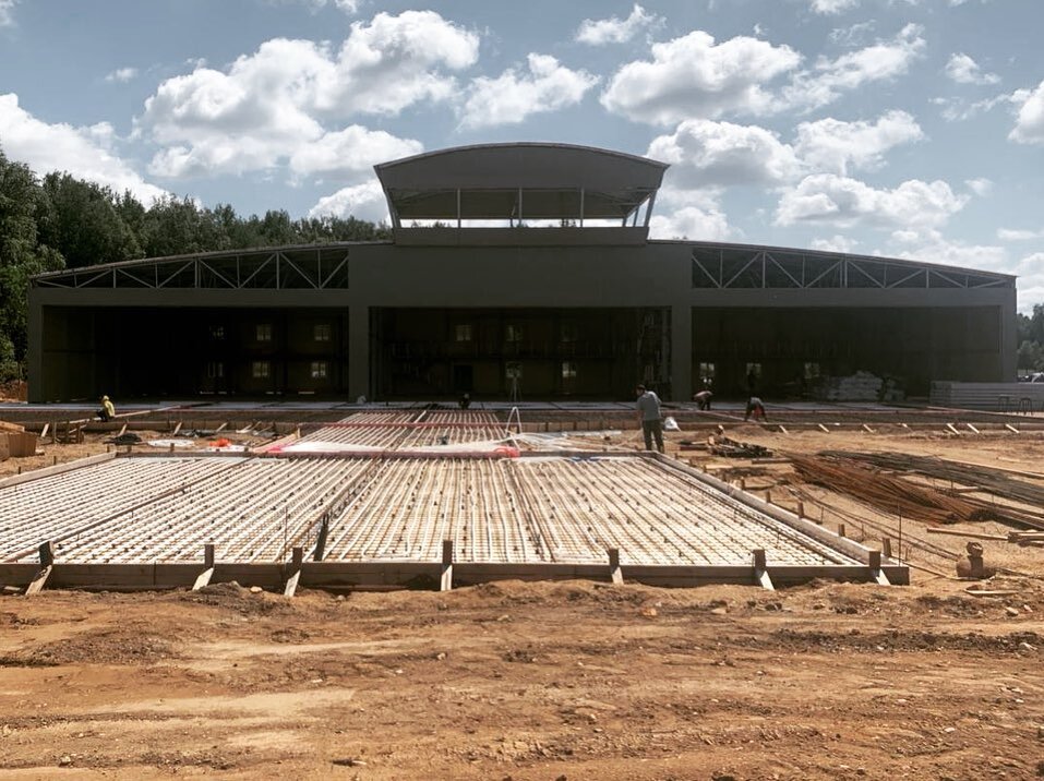 Теплый перрон перед авиационным ангаром
