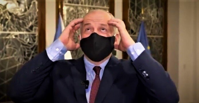 Ещё недавно министр хватался за голову от того, что люди не соблюдают введённые им правила.