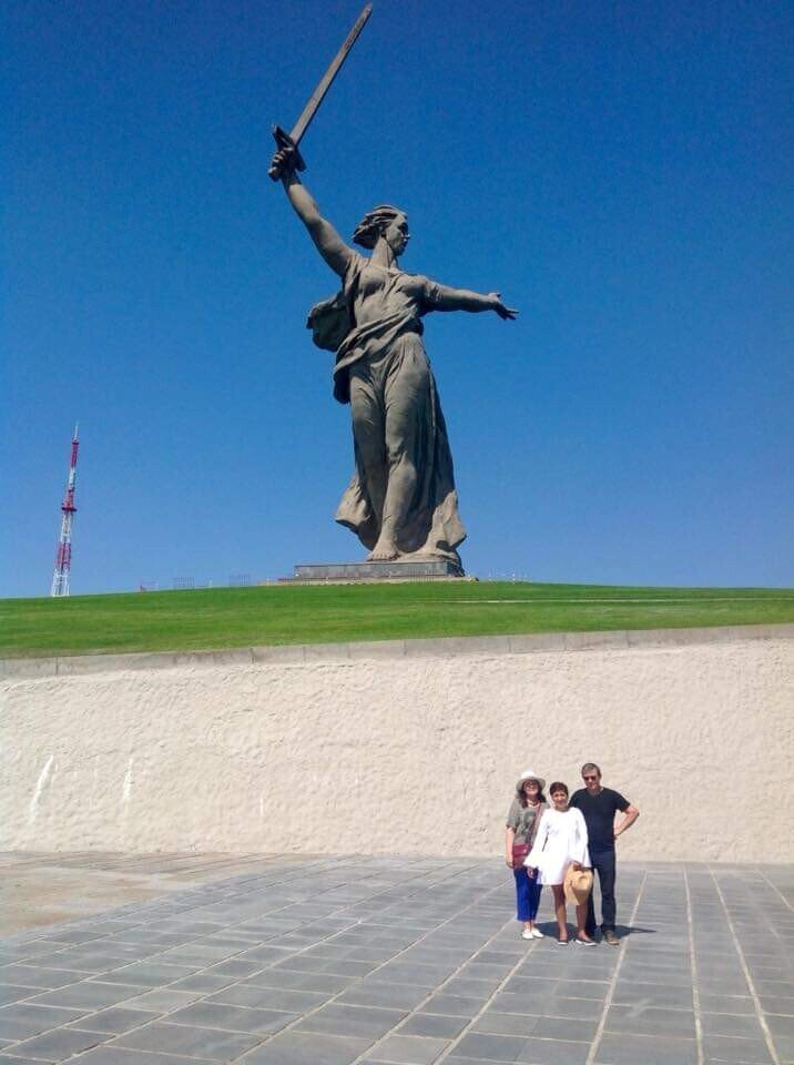 Добрый день, друзья! Мой рассказ сегодня о городе , в котором я живу. О городе-герое Волгограде. Моя память бережно хранит,когда меня впервые привезли сюда родители. Это был 1967 год, монумент Мать-Родина только что строился. Мне было в то время 10 лет. Но даже в детском возрасте я поняла,что это святое место,густо политое кровью советских солдат. С тех пор у меня особо трепетное отношение к этому месту.Когда ко мне приезжают гости из других городов,я веду их сюда. И даже иностранных гостей.В нашем семейном альбоме есть много фотографий советских времён и во все времена все наши родственники и гости шли сюда,чтобы почтить память погибших солдат. Поклониться их могилам и помолчать. 