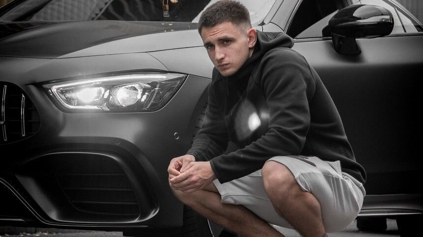 Известный YouTube-блогер Михаил Литвин сжег собственный автомобиль марки Mercedes, поскольку «устал его чинить». В ярком пламени сгорели 13 миллионов рублей. Огненное видео молодой человек опубликовал на своем канале. 
