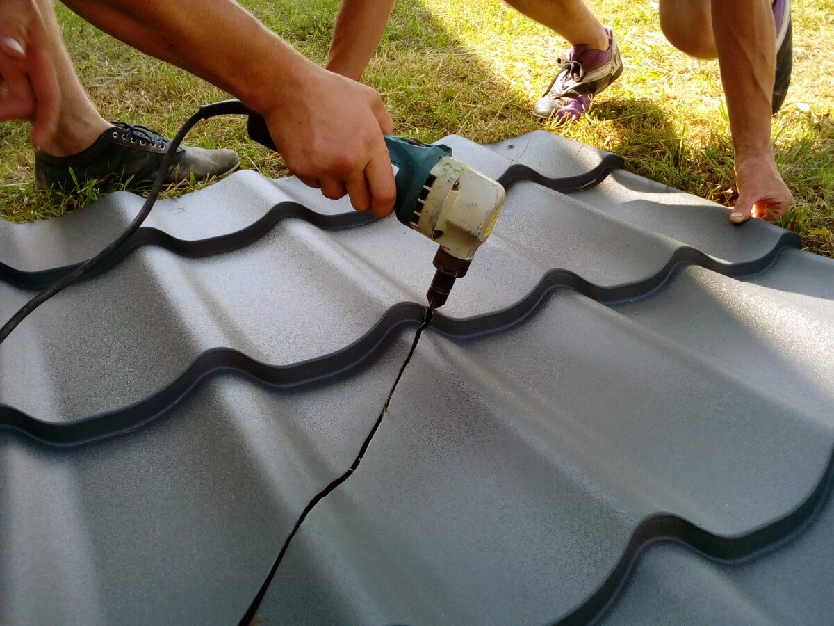 Резка металлочерепицы электроножницами.