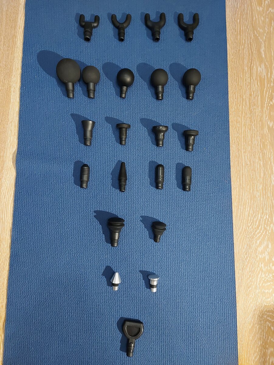 Насадки к массажерам Booster Pro 3 (1й столбик слева), Booster Pro 2 (2й столбик слева), Yunmai ProBasic (3й столбик слева) и Yunmai Meawon (4й столбик слева). А также, мягкая пневмо-насадка для Booster Pro 3 (2 отдельные насадки, левая) и для Booster Pro 2 (2 отдельные насадки, правая), металлические насадки и насадка-лопатка для Booster Pro 2.  