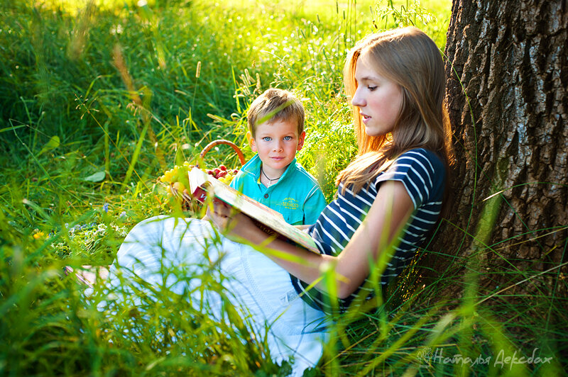 Сестра матери читать. Дети и природа. Детская фотосессия на природе летом. Фотосъемка детей на природе. Фотосессия с малышом на природе.