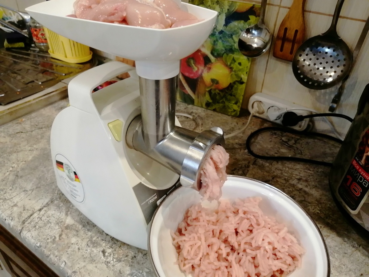 Мясо, лук. чеснок и замоченную булку перемалываем в мясорубке.