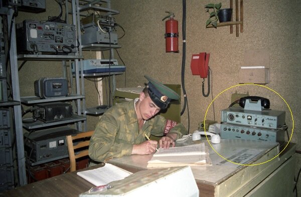 Комната Дежурного по связи и сигнализации. Справа - р/ст Сокол МЗ