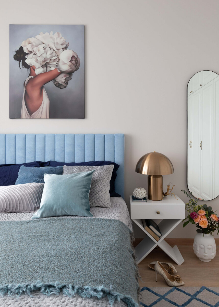 Заказчица хотела получить спокойный, уютный и светлый интерьер с броскими акцентами. Перед дизайнером стояла задача впустить больше воздуха и не перегрузить пространство.