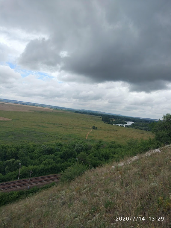 Вид с меловых гор на железную дорогу.  Вдали река Тихая сосна.