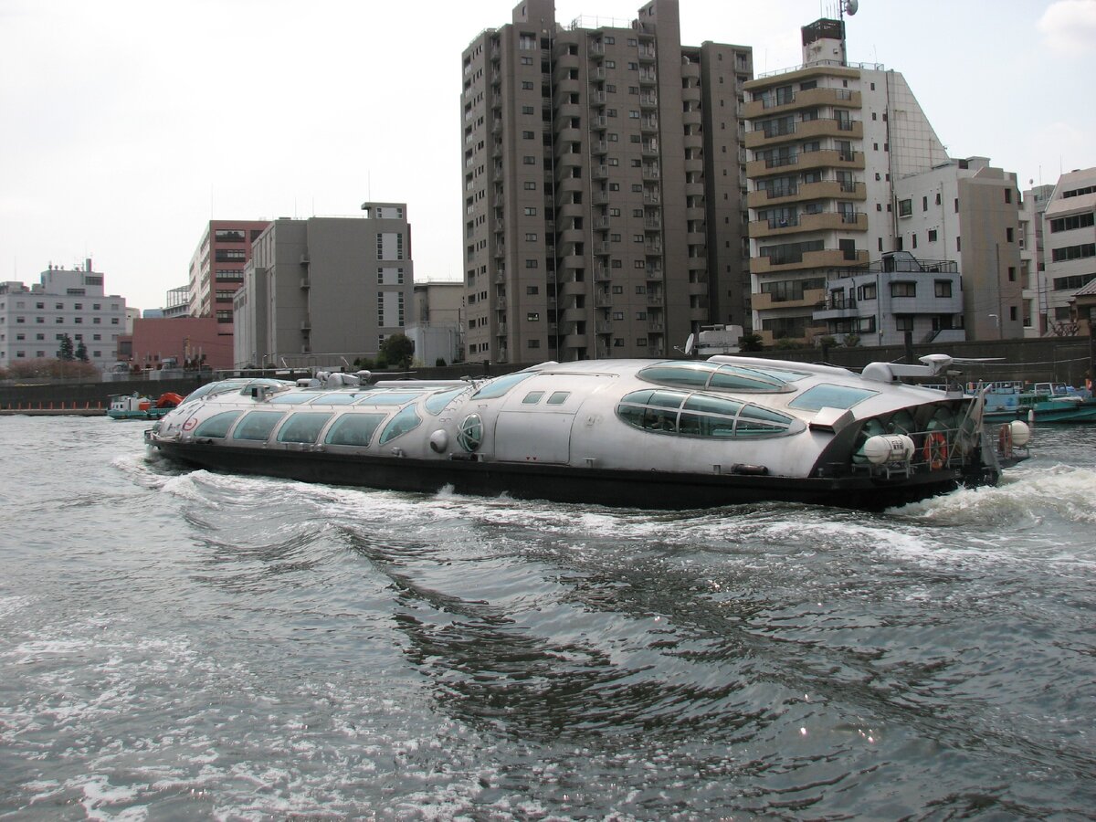 Это тоже экскурсионное судно в стиле аэрокосмических фантазий