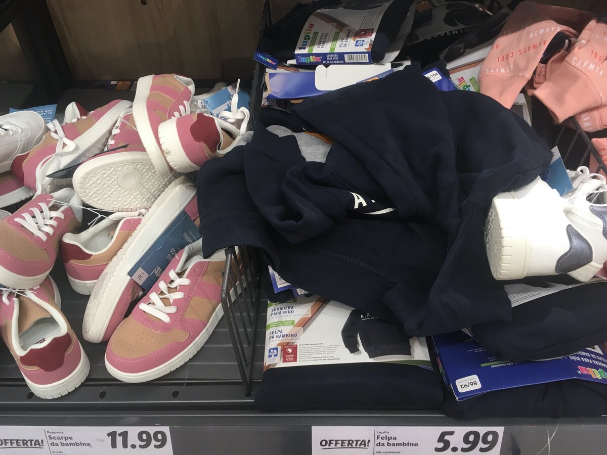 Фото: Piano Piano (полки с одеждой и товарами для дома в "Лидлах" обычно выглядят так – всё просто свалено в кучу)