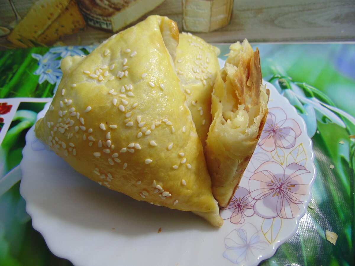 Готовые треугольники с сыром из слоеного теста в разрезе