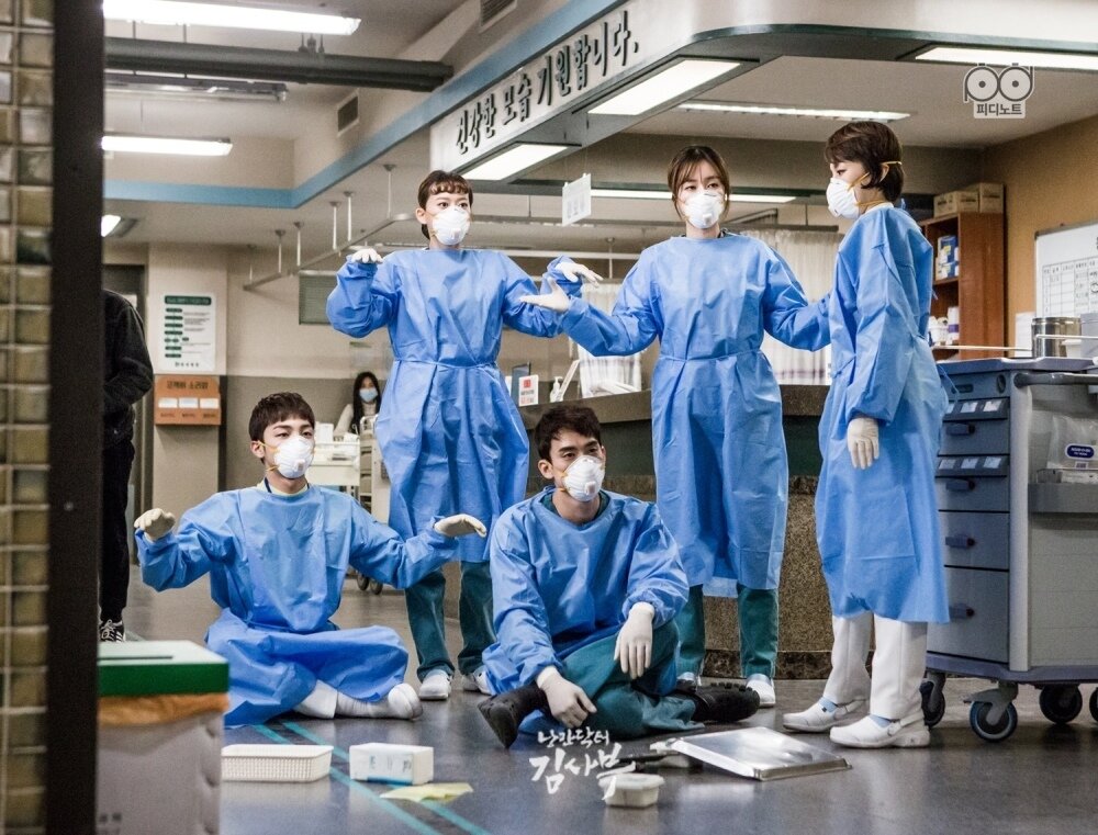 Бу Ён Чжу когда-то был известным хирургом, его даже называли "Руки Господа". Но однажды он просто исчез, и никто не знал, куда. Сейчас Ён Чжу - просто учитель, который любит называть себя романтичным доктором.Кан Дон Чжу стал врачом, чтобы победить того, кто не спас его отца. Юн Со Чжун - получить признание. Но после встречи с учителем Кимом они поняли, в чем на самом деле заключается профессия врача.