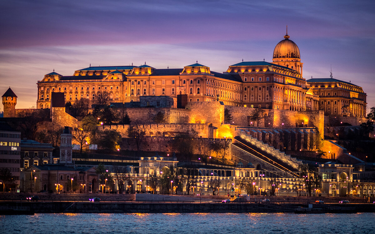 Источник фото: https://s1.1zoom.ru/b5050/823/Hungary_Budapest_Castles_484265_1920x1200.jpg