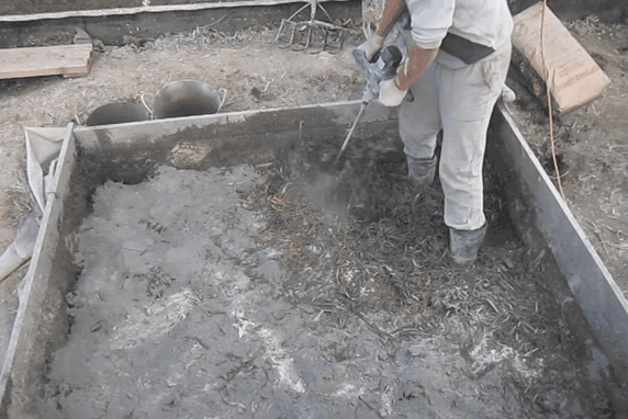 Процесс вымешивания арболита достаточно трудоёмкий