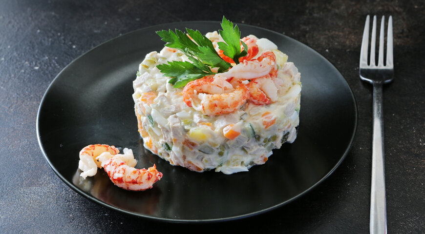 Салат Оливье с раковыми шейками                        фото с сайта  https://www.gastronom.ru