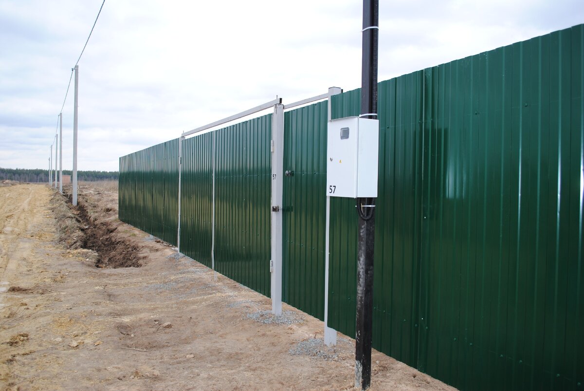 Щит возле калитки, начало.