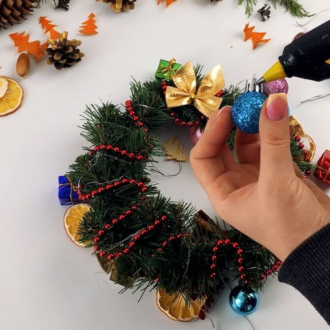 Новогодний венок из мишуры своими руками: как сделать пошагово на Новый год | Все о рукоделии