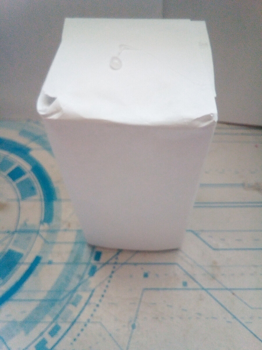 Обклеенная упаковка из под лампочек.