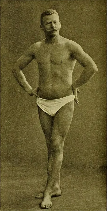 Йорген Петер Мюллер  (1866 - 1938 гг.) - датский спортсмен и учитель гимнастики. Обладатель 134 титулов в разных видов спорта. Автор книг: "Моя система", "Моя книга под открытым небом", "Моя система для женщин" и "Моя система для детей", "Гигиенические советы". Спортивный журналист. В 1919 г. Мюллер был награжден датским королем Кристианом X орденом Даннеброг. 

Его гимнастические упражнения состоят из 18 упражнений. Главными условиями правильного выполнения комплекса являются: проветривание комнаты перед гимнастикой, правильное дыхание (через нос и с паузами), водные процедуры, соблюдение правил личной гигиены. Фотография из интернет-ресурса.
