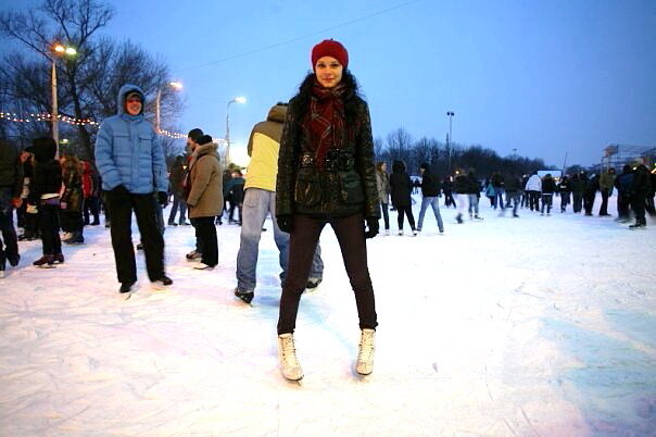 Всем привет и хорошего настроения! С вами Дизайнер и Блогер Яна Левашова. На этом фото мне 19 лет, это уже 14 февраля 2010. Иван меня сфотографировал, но после многочисленных попыток в ПКиО им.Горького, Сокольниках, я так и не научилась прилично кататься. Хотя мы купили коньки и защиту, это пылится на антресолях :)