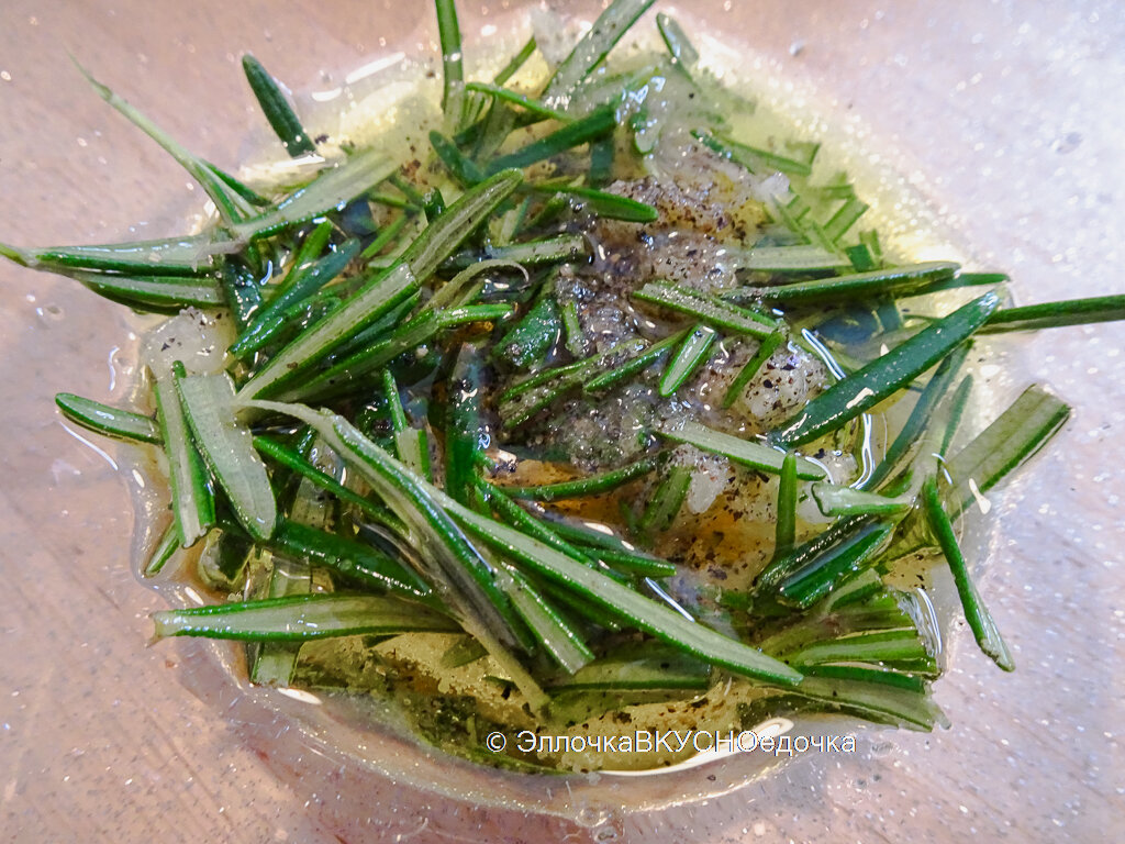 Смесь из трав, чеснока, оливкового масла, соли и перца