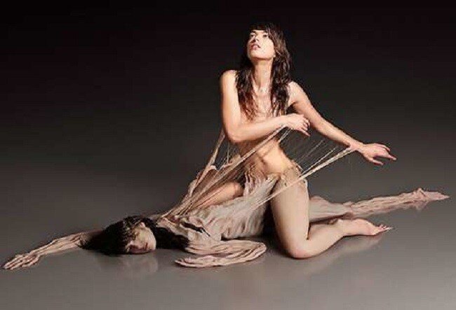 В среднем человек сбрасывает столько кожи за всю жизнь, что к 70-ти годам из нее можно слепить человека весом 47 кг.