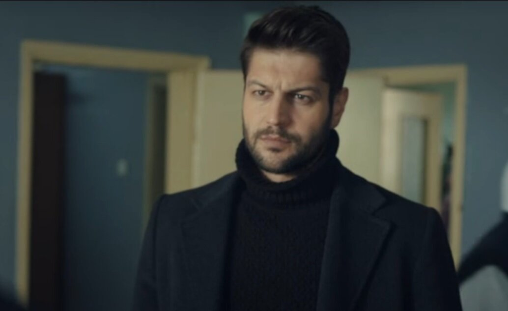 Кадр из сериала "Моя Мама"  комиссар Синан (актер Серхат Теоман)