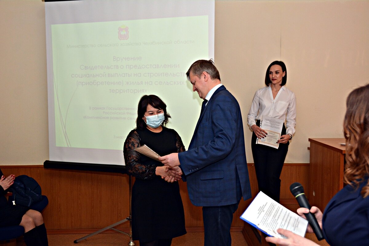 Свидетельство вручает Министр сельского хозяйства Челябинской области Алексей Кобылин.