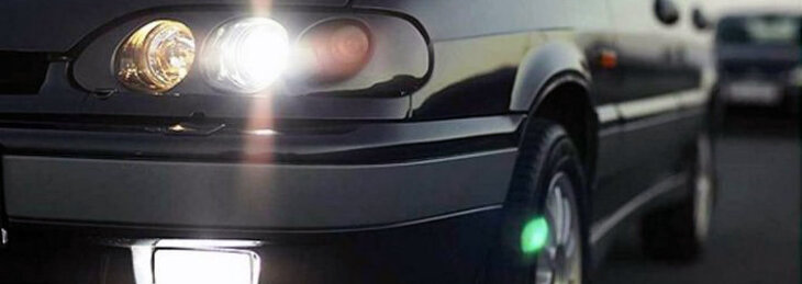 Внешняя поверхность стекла фары постоянно контактирует с песком, грязью, которые оставляют на поверхности неровности и трещины. 