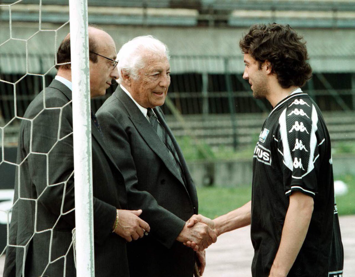 На фото слева на право Лучано Моджи, Джанни Аньелли и Алекс Дель Пьеро