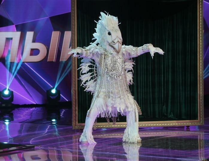 Белый Орёл .Просто неподражаемый и просто красавчик . Костюм - белый , аааххх!!!