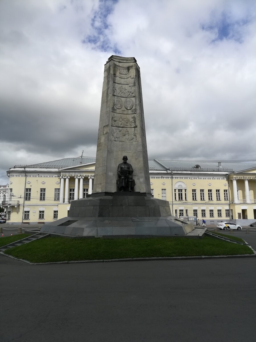 Памятник 850-летия Владимира. Фото © Кононыхин Денис. https://vk.com/album185782966_266989673