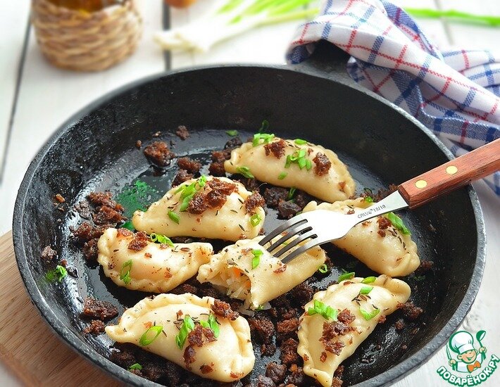 Это наш семейный рецепт вареников. Речь идёт именно о начинке и подаче. Все рецепты вареников с квашенной капустой, которые я встречала, подразумевают предварительное обжаривание/тушение капусты. У нас в семье этого никогда не делают. Нарезанная квашенная капуста, лук и подсолнечное масло - вот самый смак! Капуста остается слегка хрустящей и это так вкусно! И еще одна особенность подачи этих вареников - они подаются с обжаренными хрустящими крошками бородинского хлеба. Признайтесь, таких вареников вы еще не ели?!