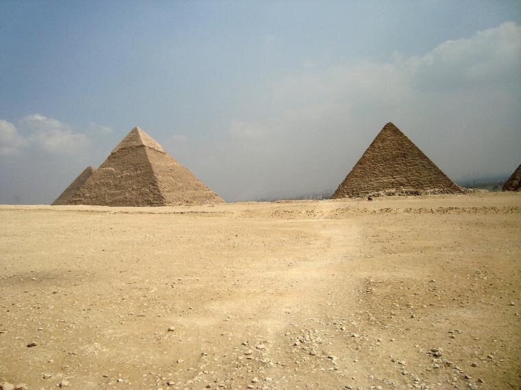 Древнегреческие историки утверждали, что к пирамиде Хеопса некогда вела дорога, своей красотой и масштабностью сравнимая с самой пирамидой