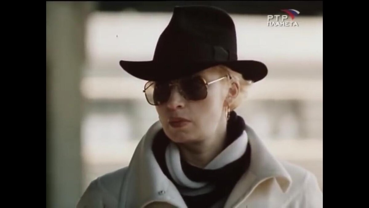 Кадр из фильма "Переступить черту" (1985). Татьяна Васильева в роли Калязиной.