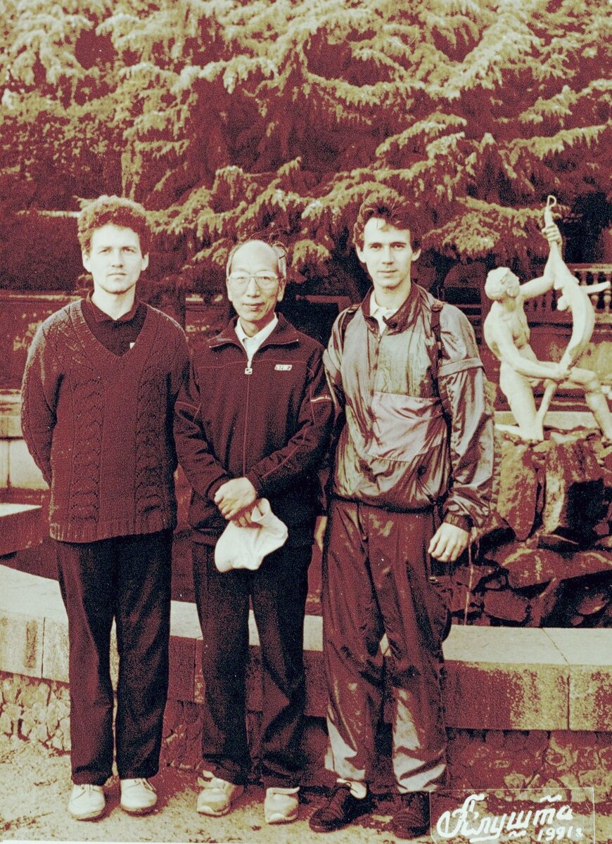 Мастер Цянь Юйцай (в центре) и А.М Усолов (справа). Алушта 1991 г.