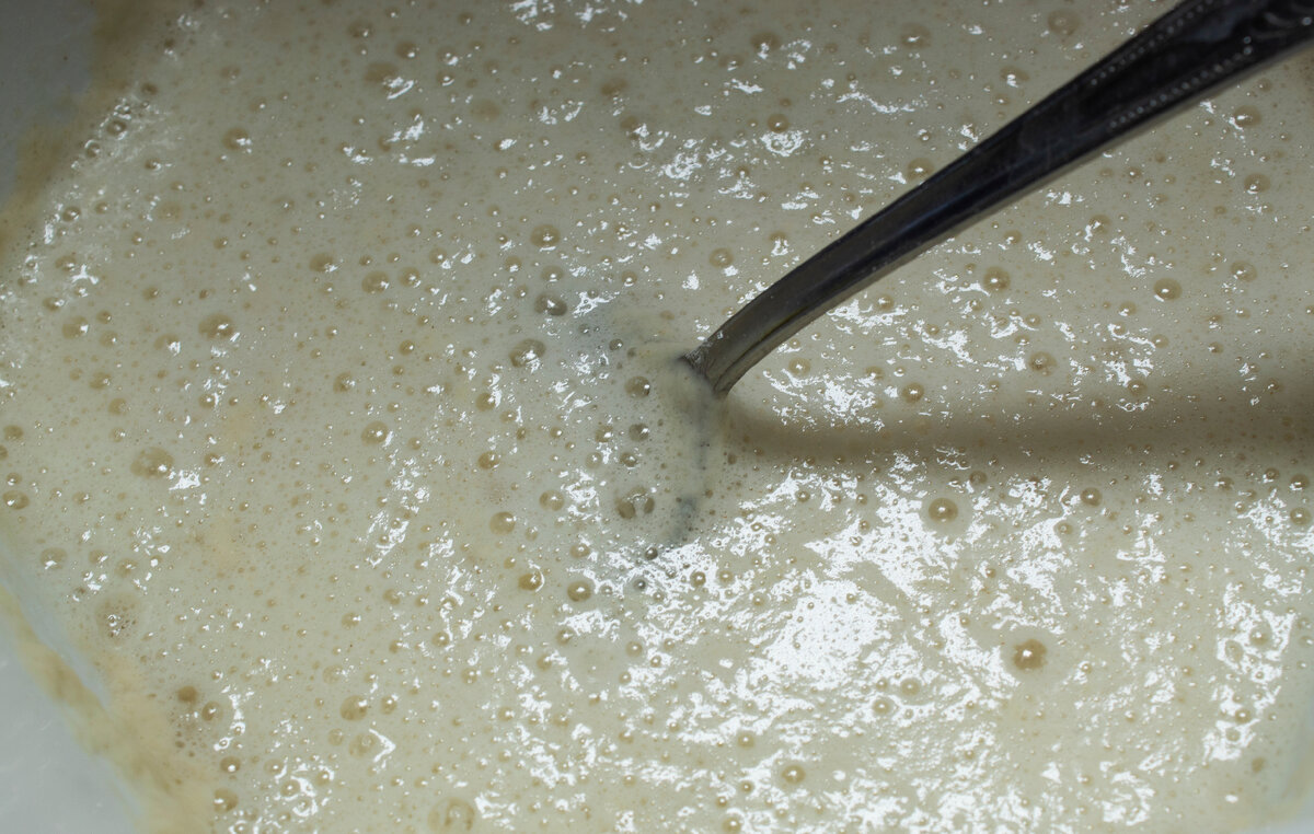 Подошедшая опара на свежих дрожжах.