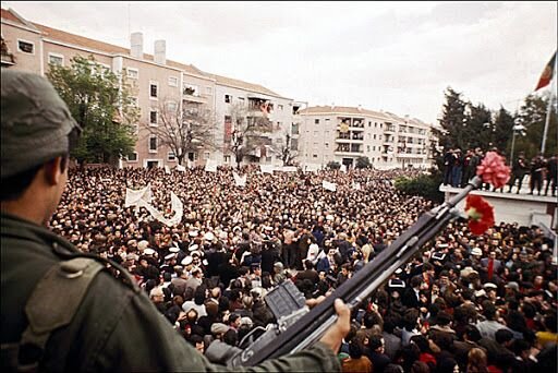 Португальскую "революцию гвоздик" 25 апреля 1974 можно не без оснований назвать самой красивой революцией в мире.
Как и почему она произошла?