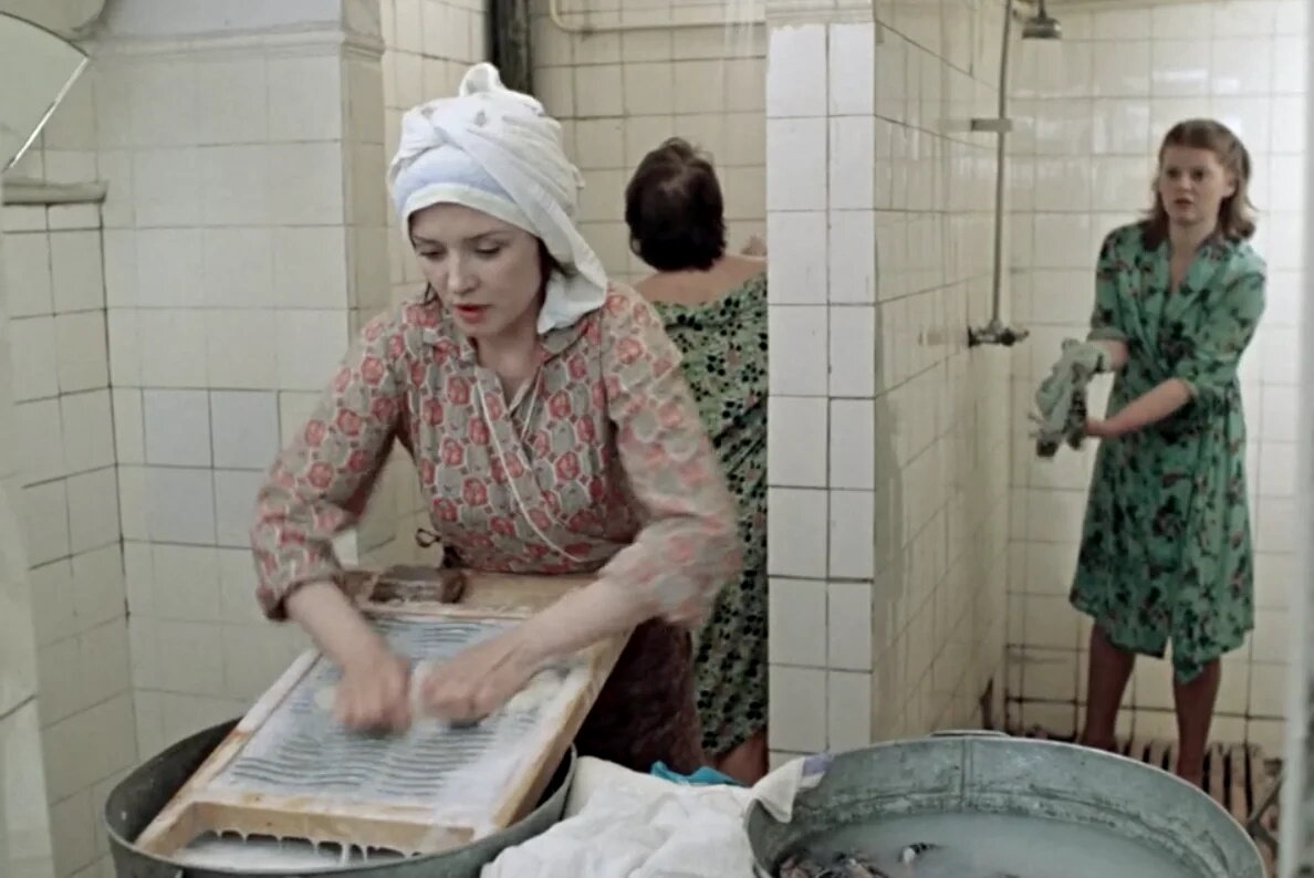 Кадр из фильма "Москва слезам не верит". Рабочее общежитие.