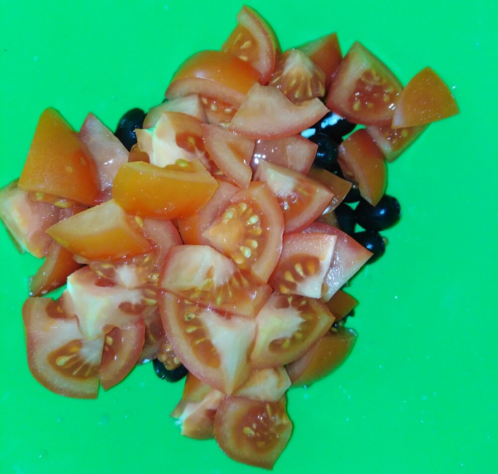 Шаг 2. Крупно режим помидор и добавляем к оливкам (маслинам).