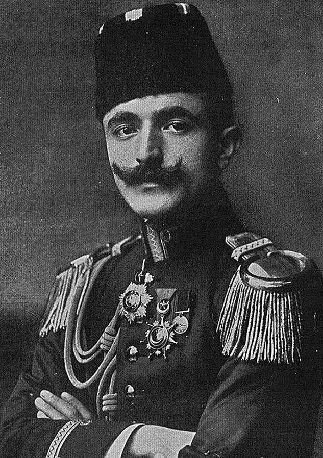 Исмаи́л Энве́р, известный также как Энвер-паша́ или (первоначально) как Энвер-бей (22 ноября 1881 — 4 августа 1922) — османский военный и политический деятель. Военный министр Османской империи во время Первой мировой войны. Один из военных деятелей Турции, преобразовавших архаическую и слабую империю в современную Турцию. Один из руководителей басмаческого движения, идеолог и практик пантюркизма. Активный участник Младотурецкой революции 1908 года, один из лидеров младотурецкой партии «Единение и прогресс». Один из участников и идеологов геноцида армян в 1915 году, осуждён за военные преступления турецким военным трибуналом 1919—1920 годов - Википедия