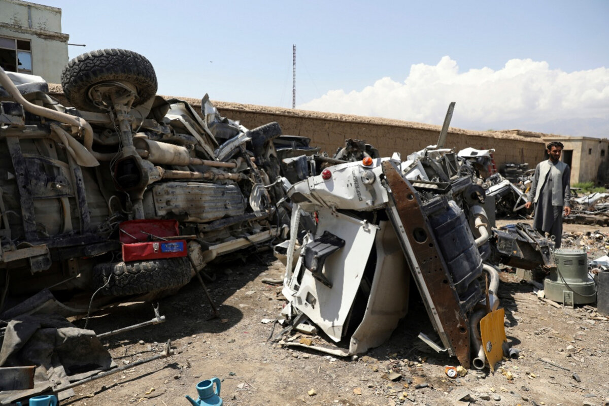 Сломанная американская техника на свалке у Baba Mir