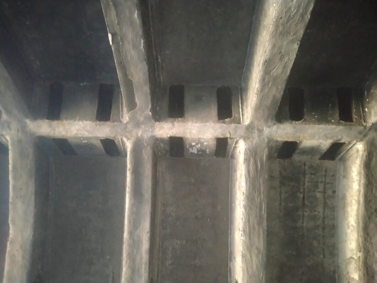 Как можно увидеть на потолке в бункере сделаны отверстия для вентиляции