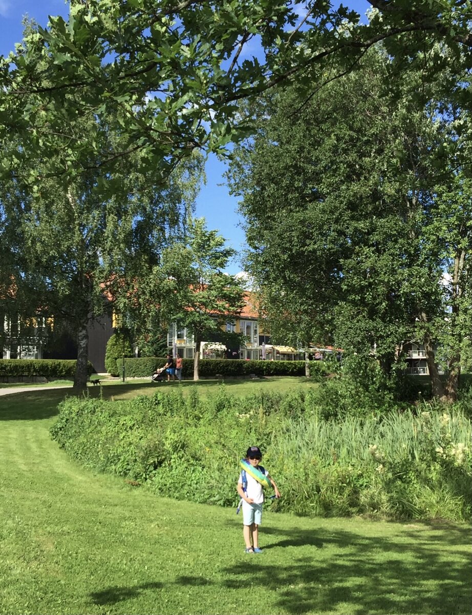 На речку идём , та что рядом с домом