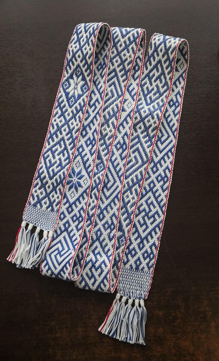 Мой первый пояс. Рисунок слишком сложный для новичка, но мне хотелось всего и сразу. И пусть здесь масса ошибок, я всё же справилась.