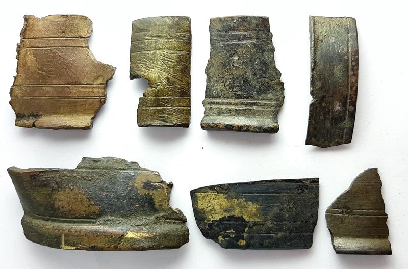 Вряд ли найдется человек увлекающийся копом и не встречавший подобные латунные обломки о четырех полосках.