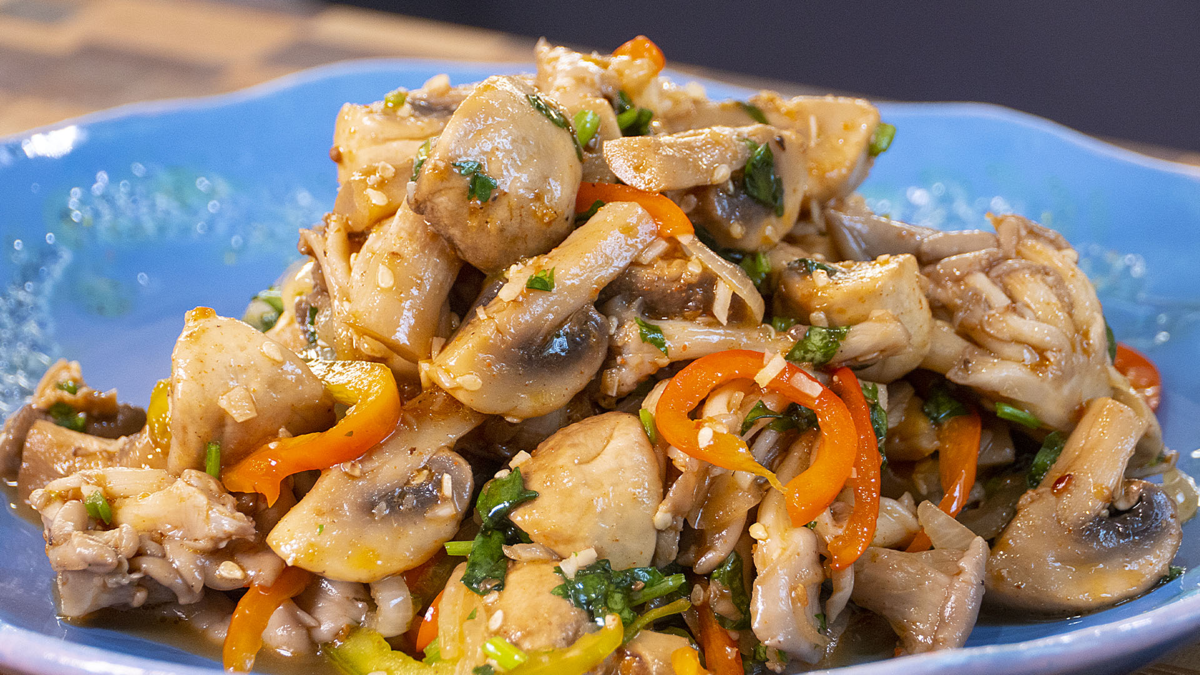 Шампиньоны корейски. Корейские грибы гребешки. Мариновать по корейски шампиньоны. Грибы шампиньоны маринованные. Грибы по-корейски шампиньоны.