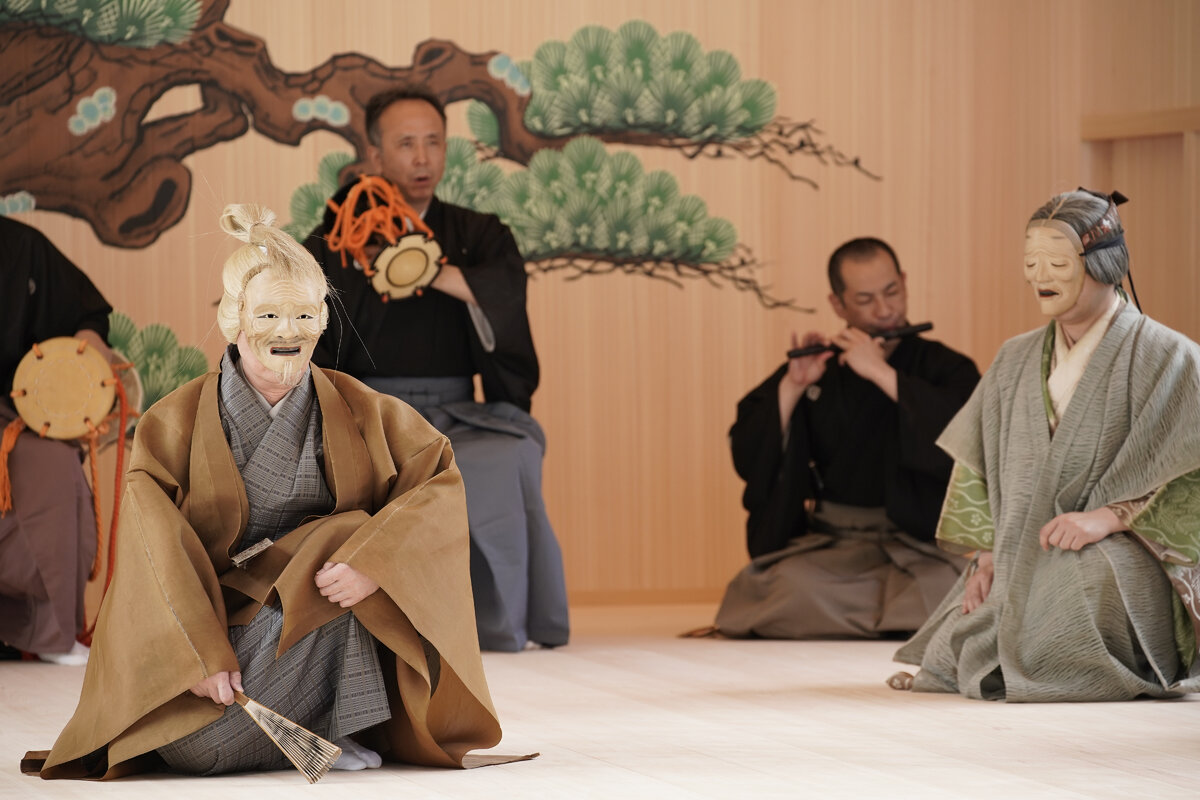 Представление театра Но на сцене в гостевом доме NEOLD Private House (фото автора)