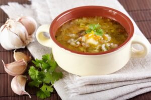 Классический рецепт - рассольник. Рассольник классический - это очень сытный и густой суп. Он отлично подходит для холодного времени года.